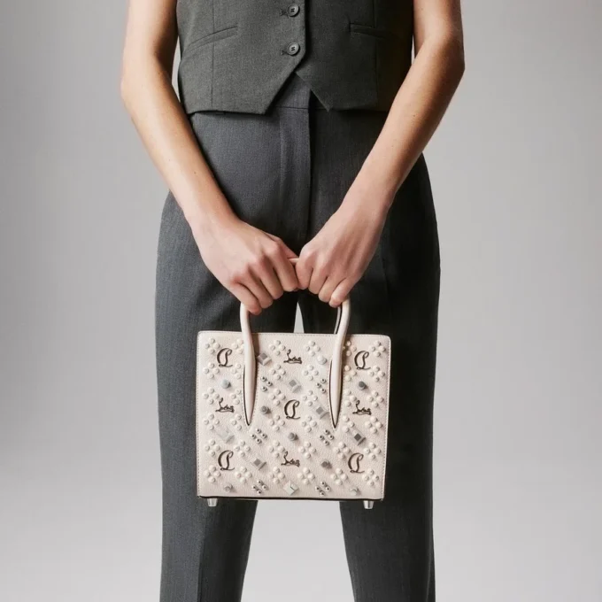 Paloma Mini – Gență cu mâner superior – Piele de vițel granată și ținte Loubinthesky – Leche Paloma Mini – Gență cu mâner superior – Piele de vițel granată și ținte Loubinthesky – Leche
